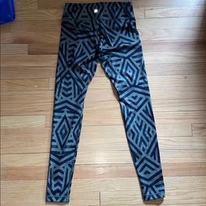 LULULEMON AZTEC LEGGINGS (6)